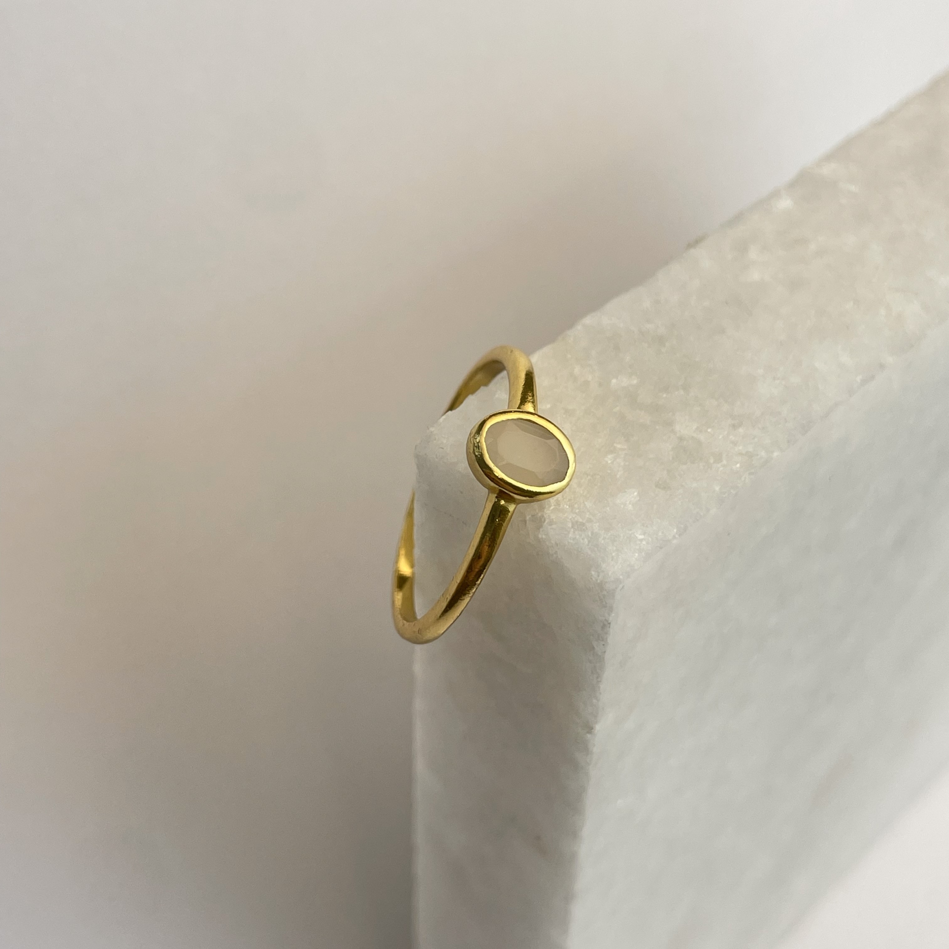 Кольцо с лунным камнем